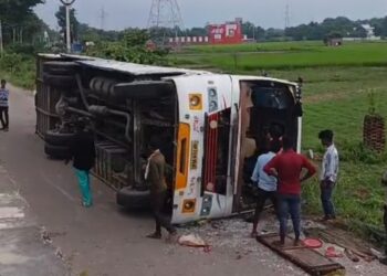 राम जन्मभूमि दर्शन से लौट रही बस पलटी, दो दर्जन यात्री घायल