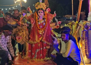 जयकारों के साथ नम आंखों से मां को दी विदाई