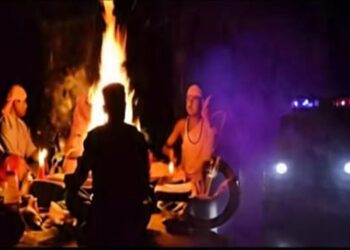 जलती चिता पर हो रही थी ‘खौफनाक’ तंत्र क्रिया, ग्रामीणों ने पकड़कर पिटाई कर दी