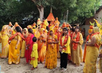 कलश यात्रा से उमड़ा आस्था का सैलाब, गंगा जल भर कर महिलाओं ने निकाली शोभा यात्रा