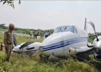 फर्रुखाबाद में रनवे पर फिसलकर झाड़ियों में घुसा निजी जेट विमान