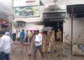 लखनऊ में बीके मोटर्स सर्विस सेंटर में भीषण आग, शीशा तोड़कर अंदर घुसे दमकल कर्मी