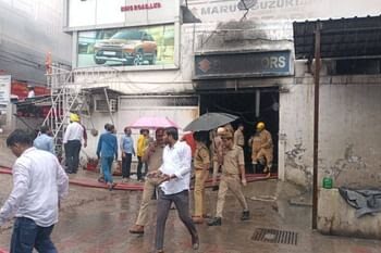 लखनऊ में बीके मोटर्स सर्विस सेंटर में भीषण आग, शीशा तोड़कर अंदर घुसे दमकल कर्मी