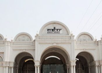 सहारा शहर कर दिया सील और परिवार अंदर ही रह गए