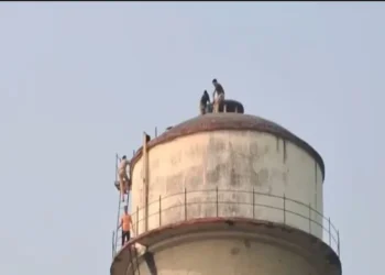 रेलवे कॉलोनी की पानी की टंकी पर चढ़ा युवक, पुलिस ने दिखाया संयम और उतारा सकुशल
