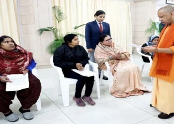 जनता दर्शन में सीएम योगी ने सुनी जनसमस्याएँ, अधिकारियों को त्वरित कार्रवाई के निर्देश