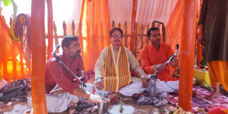 हवन पूजन कराते यज्ञ आचार्य अवध नारायण शुक्ला जी महाराज