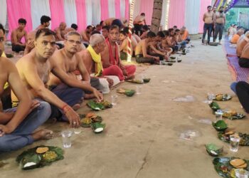 श्रीमद्भागवत कथा के समापन के बाद भंडारे में भक्तों ने ग्रहण किया प्रसाद