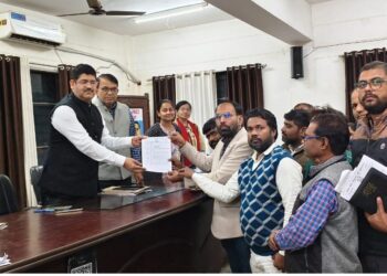 एसआईआर ड्यूटी में लेखपाल की मौत पर संगठन उबाल पर, प्रदर्शन कर सौंपा गया ज्ञापन