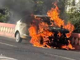 चलती कार में अचानक लगी आग, धुआँ उठते ही यात्रियों ने कूदकर बचाई जान