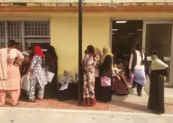 घंटों लाइन, एक ही विंडो, धीमी प्रक्रिया मे माता-पिता दुधमुंहे बच्चों संग हो रहे बेहाल