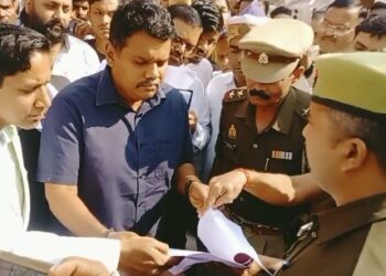 डीएम पहुंचे सिधौली सीएचसी ,कमियां दूर करने को 15 दिन का अल्टीमेटम