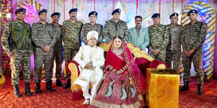 जयमाल के अवसर पर आशीर्वाद देते जवान