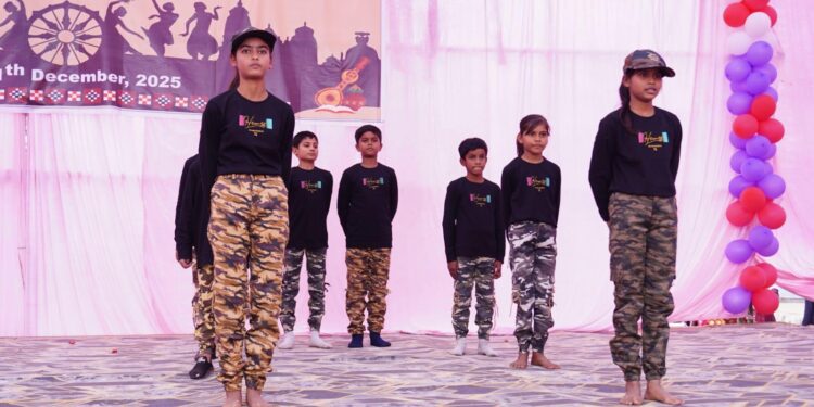 ऑपरेशन सिंदूर का नाटय रूपांतरण प्रस्तुत करते बच्चे