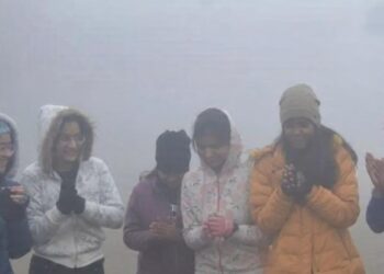 यूपी में भीषण ठंड और घने कोहरे का कहर, 50 जिलों में रेड अलर्ट