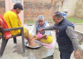 समाजसेवी ने गुरुकुल के बटुक छात्रों (शिष्यों) को भोज के उपरांत भेट किए अंगवस्त्र