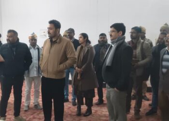 बस स्टेशन रैन बसेरे में डीएम का औचक निरीक्षण, यात्रियों को बांटे कंबल