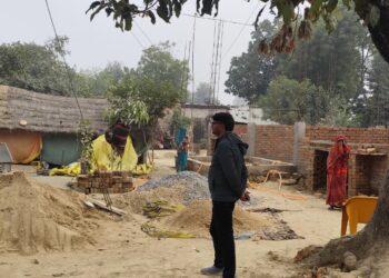 आवासीय पट्टे की जमीन पर मकान निर्माण में दबंगों की बाधा