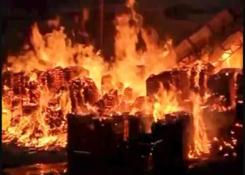 आग की लपटों ने मिनटों में चपेट में लिया नाइट क्लब