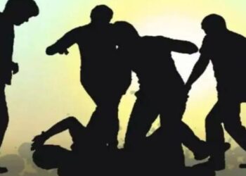 दबंगों की दबंगई, ई-रिक्शा चालक की बेरहमी से पिटाई