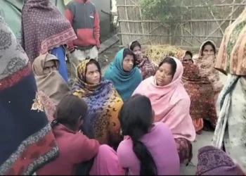 पिता ने आधी रात बच्चों को जगाया और पांच मासूमों संग लगाई फांसी