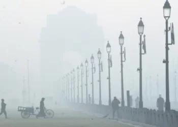 एक्यूआई 366 हवा बहुत खराब, विजिबिलिटी मात्र 350 मीटर, कई उड़ानें हुईं प्रभावित, बिगड़ रहे दिल्ली के हालात