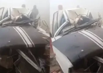 मकान में घुसी अनियंत्रित कार, दो युवकों की मौत 