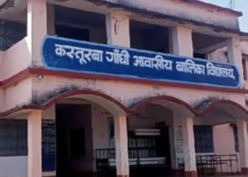 कस्तूरबा गांधी विद्यालय की छात्राओं ने उत्पीड़न आरोप पर थाने के बाहर किया रोड जाम