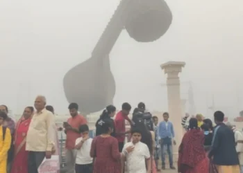 कोहरे की चादर में डूबी रामनगरी, सड़कों पर रेंगते रहे वाहन