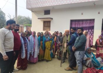 समाजसेवी ने नववर्ष पर दो सौ बुजुर्गों को साल भेंट कर किया सम्मानित