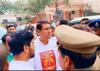 शंकराचार्य महाराज की सुरक्षा को लेकर प्रयागराज जा रहे पूर्व एमएलसी को पुलिस ने रोका, समर्थकों सहित किया नजरबंद