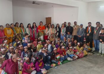 आदर्श व्यापारी एसोसिएशन ने गणतंत्र दिवस पर बच्चों को बांटे उपहार