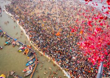 गंगा की रेती पर गूंज रहे जयकारे, संगम में रमी धूनी