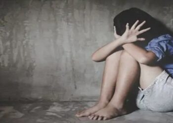 घर से उठाया, बंद कमरे में गैंगरेप और आंख पर किया हमला