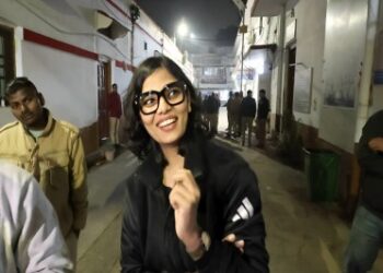 नेहा सिंह राठौर पर देशद्रोह का मुकदमा: बयान के बाद सियासी और साहित्यिक हलकों में हलचल