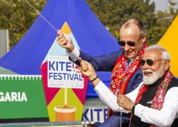 पीएम मोदी-जर्मन चांसलर ने लिया पतंगबाजी का आनंद