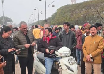 सड़क सुरक्षा माह: रूमी गेट पर प्रवर्तन टीम ने चलाया हेलमेट और शराब नियंत्रण अभियान