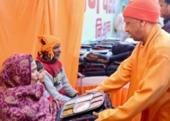 शीतलहर में कोई भी खुले में न सोए: सीएम योगी