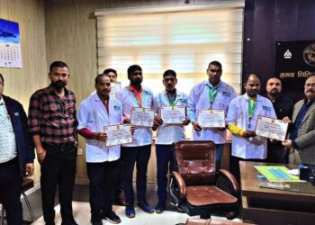 जीवन और मृत्यु के बीच सेतु बने एम्बुलेंस कर्मी, अमेठी में सम्मानित