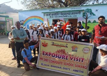 पीएम श्री विद्यालय सवनगी के छात्र शैक्षिक भ्रमण पर रवाना