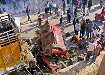 पुलिया से 20 फीट नीचे गिरा अनियंत्रित ट्रक, चालक और खलासी घायल