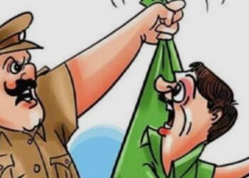 युवक को फर्जी मुकदमों में फंसाने का मामला: 33 पुलिसकर्मियों पर गिरी गाज