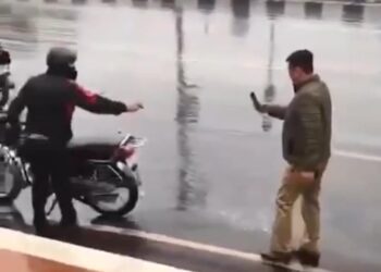 तेज बारिश से बचने के लिए सड़क किनारे रुकना भी अपराध! पुलिस ने किए चालान