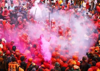 बरसाना में विश्व प्रसिद्ध लट्ठमार होली का उत्साह चरम पर