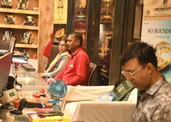 प्रमुख बाजारों में सोने-चांदी की दुकानों में ग्राहकों का इंतजार
