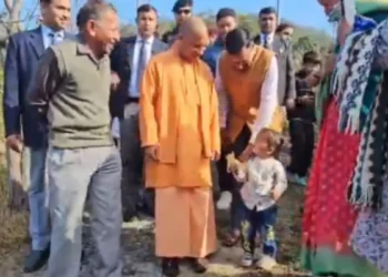 अपने गांव पहुंचे मुख्यमंत्री योगी बुजुर्गों का पूछा हाल, बच्चों संग किया संवाद 