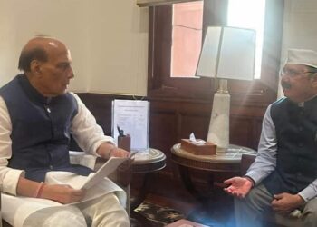 जनहित मुद्दों को लेकर सांसद किशोरी लाल शर्मा ने रक्षा मंत्री से की मुलाकात