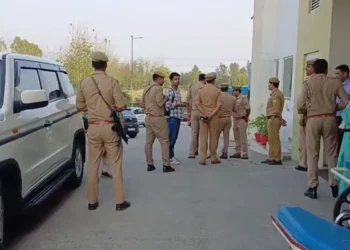 पुलिस के सामने भाई ने तमंचे से बहन को मारी गोली