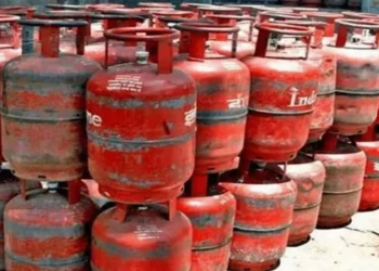 डीएम के निर्देश पर छापा, कादीपुर में गैस सिलेंडरों की कालाबाजारी उजागर