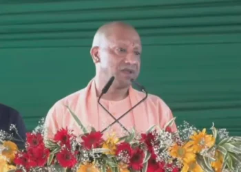 पेट्रोल पंप पर लाइन, राष्ट्रभक्ति पर प्रश्न : सीएम बोले अफवाहों से बचे भरपूर है स्टॉक